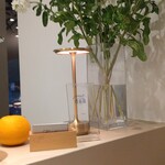 フィエルテ - 2周年の時にお客さんにプレゼントされたライト。ダウンライトタイプでお皿を照らしてくれる