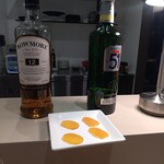 フィエルテ - 牡蠣にまぶしているカラスミ（今回はパスティスで漬けているカラスミ、他にBowmoreに漬けているものも）