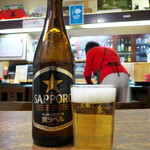 るな - サッポロ黒ラベル（￥660）。この店の雰囲気には、いかにも瓶ビールが似合う