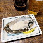るな - 殻つきカキ（1個￥385）。北海道・厚岸産。1個からツルッと気軽に食べられる
