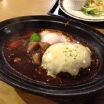 洋食 花乃湯 - ぐつぐつ煮込みのチーズハンバーグシチュー
            ご飯が進みます(^｡^)