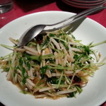 五修堂 - 豆苗ともやしのニンニク炒め（４８０円）。