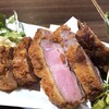 Sousaku Izakaya Daimyou Kakure - ◆低温調理の厚切りロースカツ・・豚肉は厚切りですが、脂身が少なく美味しい。 添え野菜もタップリ。お塩とおソース以外に、ハラペーニョが辛子代わりに添えられて。