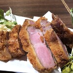 想作居酒屋大名KAKURE - ◆低温調理の厚切りロースカツ・・豚肉は厚切りですが、脂身が少なく美味しい。 添え野菜もタップリ。お塩とおソース以外に、ハラペーニョが辛子代わりに添えられて。