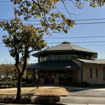 モイベーカリー - 店は、この八角堂に入っている