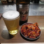 炭火焼肉 牛牛 - 瓶ビール(630円)と白菜キムチ(380円)