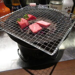 炭火焼肉 牛牛 - 七輪の炭火焼き