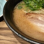 横浜家系ラーメン まる金 石川家 - 粘度がある豚骨感強めのスープ。