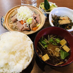 家庭料理居酒屋 よってって - ♪もつ煮込み定食 ¥600