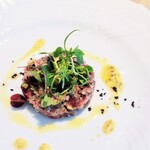 La Brianza - ブレザオラタルタルサルモリリオソース。ソースの風味と香りが効いていて肉肉しさもあるタルタルが赤ワインとよく合ってとても楽しめました♡ これかなり好きでした