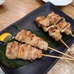 炭火串焼 らくだ - せせりとねぎま塩焼き