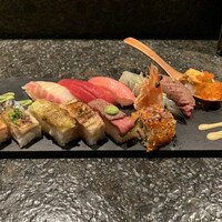 KINKA sushi bar izakaya 渋谷 - 鯛、赤身、トロ、車海老、黒毛和牛、雲丹いくら、サーモン、鯖、海老、穴子、ローストビーフ、キンカロール