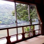嵐山熊彦 - 窓からは渡月の橋と桂川が見えます。