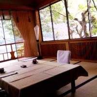 嵐山熊彦 たん熊北店 - お座敷に入る木漏れ日がほっこりします。