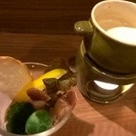 たべどころ絆 連 - お通し＠３００驚きのバーニャカウダ　芽キャベツうまし