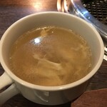 銀次郎 - スープ。胡椒を入れると、よりおいしく。
