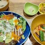 chawan - 焼津港あぐろとアボカドのサラダご飯　\1,390（税込\1,529)
            