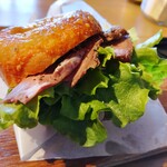 リットワークプレイス - トマトチーズベーグル250円＋ローストビーフ300円のサンド