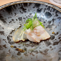 厳選焼鳥 一石三鳥 本店 - 海鮮の一皿（ひらめのお造り）