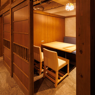 和モダンな雰囲気の大人の酒場。完全個室完備しております。