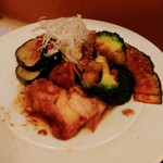 和心 かぎり - 野菜の下にはぷっくりした鶏