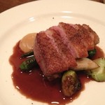 ミノビ - 仏産鴨胸肉のロースト　ショコラソース