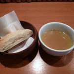 イ・ピゼリ - ランチのフォカッチャとスープ