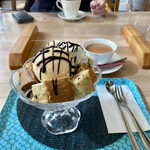 カフェ ストロベリーフィールド - シフォンケーキとアイスクリーム500円