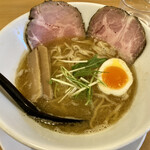 Menjimbaromuan - 新中華そば750円。魚介の効いたスープが最高の1杯でした。