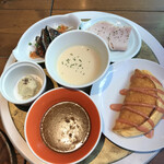 ジャパン キッチン アキバ - 洋食モーニング１９８０円。卵のふわふわオムレツ、カツオのマリネ、ロースハム、牡蠣カレー、金時芋のスープ、ブリのブラッタード。バランス良く、満足度の高い朝食です（╹◡╹）