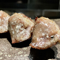 YAKITORI 燃 es - 砂肝
                スタートに砂肝キター！
                このコリコリっとした弾き返す様な食感とじんわりと染み出る旨味、めちゃ旨い〜！！
