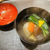 炭火割烹 庵 - 冬野菜のお吸い物: 鰹の出汁がしっかり効いて素晴らしく　野菜だけで十分満足のお吸い物！