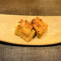 炭火割烹 庵 - 穴子乗せお稲荷さん: 上品な都会風仕上げのお稲荷さん。