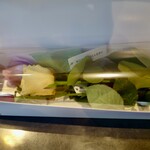 空也 - この日到着した香りの良いバラ二本と黄色いバラを箱に入れてもらう。ここのバラは大きく開き長持ちする