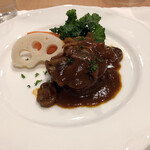 スチュディオ イグレック - 4品め。メインとおっしゃっていたかと思います。豚肩ロースの赤ワイン煮。厚みはしっかりしているのに、ものすごく柔らか。添えられているお野菜もすごく美味しいのもポイント