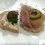 スチュディオ イグレック - まずはアミューズから。ひと口サイズ。レバーのパテトリュフのせ、生ハムとオリーブ。これだけでずっと飲めます