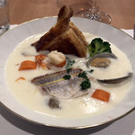 スチュディオ イグレック - 3品め。ホウボウとエビとアサリのクリーム煮。パイを崩しながら食べるとのこと。見た目に反してひと口めは「うん？」というほどあっさりしています。でも食べ進め、パイを崩して食べると、旨味の深さがじわりとくる逸品。美味しい！