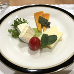スチュディオ イグレック - 最後はお酒のあてとして考えられたお思われるチーズ盛り合わせ。おなかがいっぱいになってしまい、持ち帰りにしてもらいました。もしかしたら、デザートがあったのかな？　だとしたら、途中で帰ってしまい、申し訳ないです…