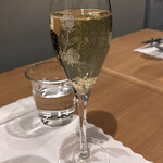 スチュディオ イグレック - スパークリングワインで静かに乾杯。この後は赤ワインで