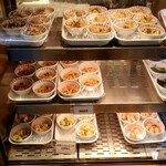 京菜味のむら - ショーケースに並べられてる小鉢の種類毎に割り振られた番号で注文します