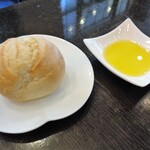 マンジャーレ - パンとオリーブオイル