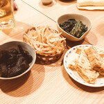 うお徳 - 小鉢　ピリ辛蒟蒻、白魚唐揚げ、卵焼き、ほうれん草胡麻和え