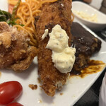 わ楽 - 海老フライにタルタルソースをのせて