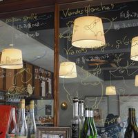 イノーヴェ - 二階の奥の壁は鏡張りで絵が描いてあります。全体的に感じがいい店でした