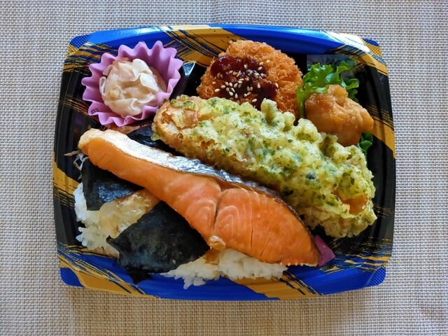 DX鮭のっけのり弁当<span class="footnote-wrapper">[10]</span>