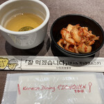 李朝園 - コーン茶と無料のキムチ
