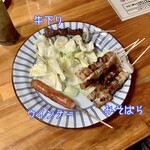 万成 - 料理写真:牛下り(165円)、みそばら(88円×4本)、ウインナー(121円)