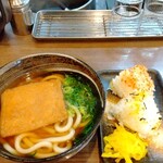 輝柳庵 - きつねうどん ￥300  と  おにぎり ￥180