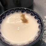 チーズケーキと彩りカレー Luna piena - ヨーグルトにシナモンパウダー？