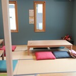 足羽山 ATARASHIYA - 入口右側の小上がりスペース